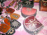 monederos y llaveros de cuero