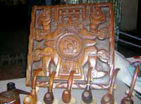 pipas y tallados en madera